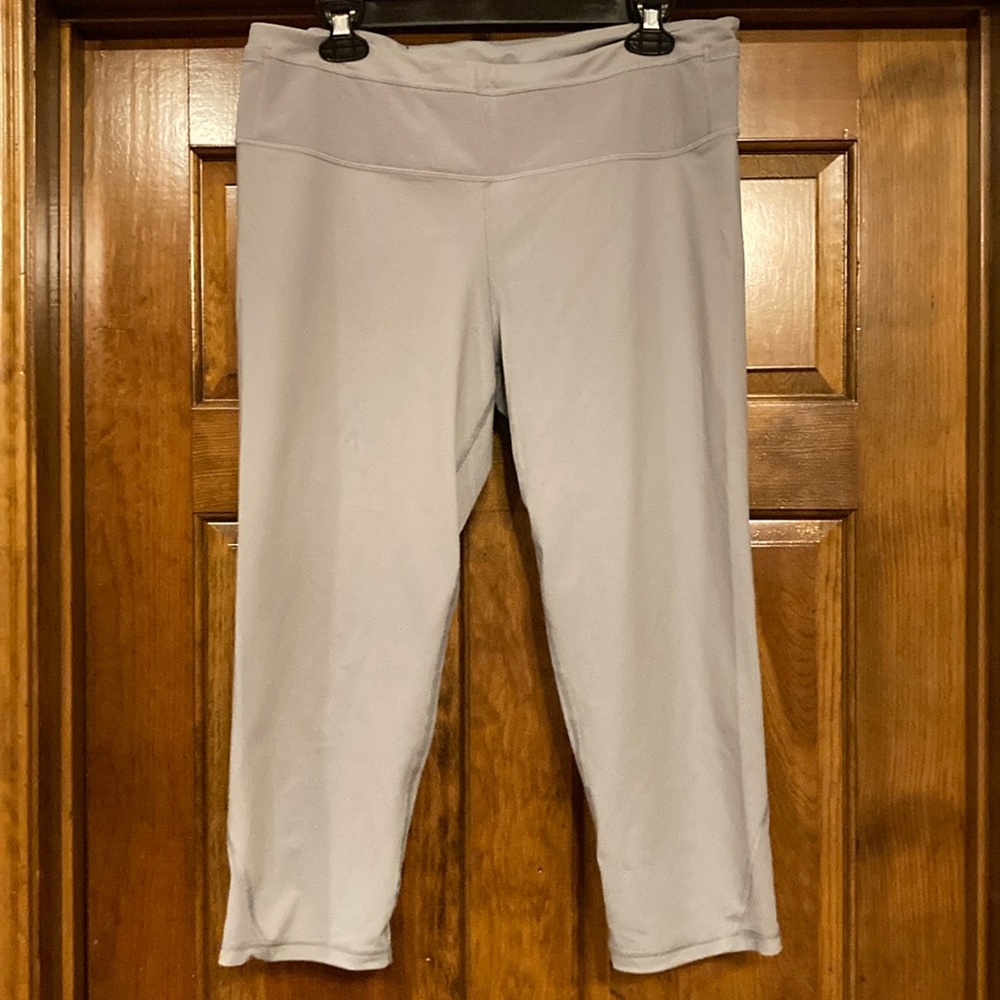 XL Victoria's Secret Knockout Capri Leggings - Light Gray